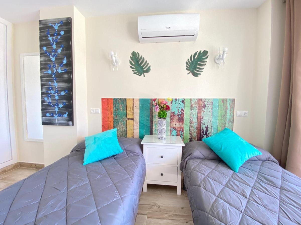 Modern 1 Bedroom Seaside Apartment With Pool ฟูเอนฮิโรลา ภายนอก รูปภาพ
