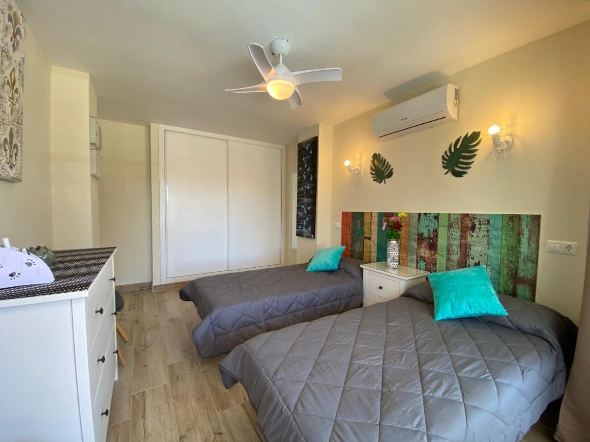 Modern 1 Bedroom Seaside Apartment With Pool ฟูเอนฮิโรลา ภายนอก รูปภาพ