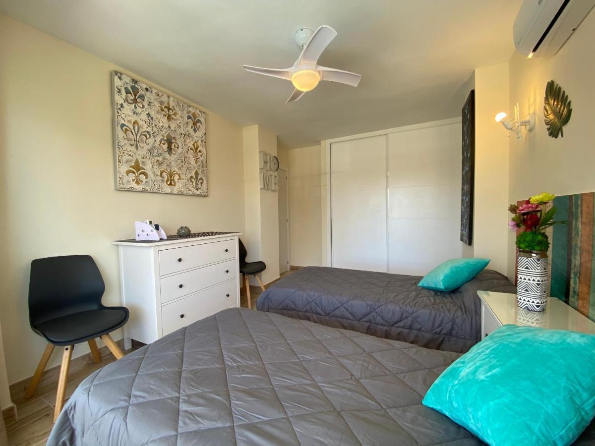Modern 1 Bedroom Seaside Apartment With Pool ฟูเอนฮิโรลา ภายนอก รูปภาพ